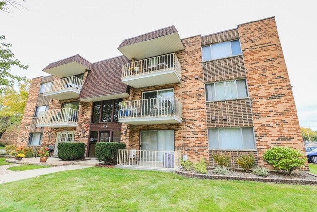 Building Photo - 7311-7321 Sandalwood Dr