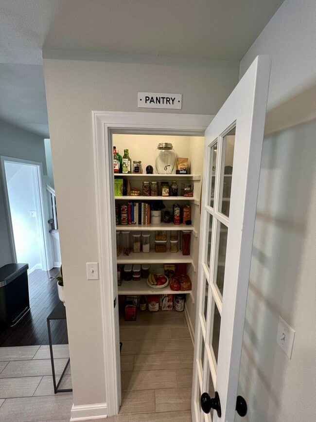 Building Photo - Beautiful 4 Bed 3 Bath Home for Rent! Great Location, Modern Updates!