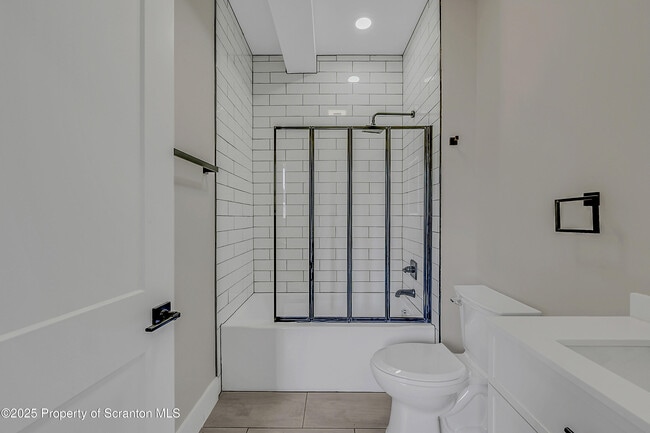 Building Photo - 215 Hickory St