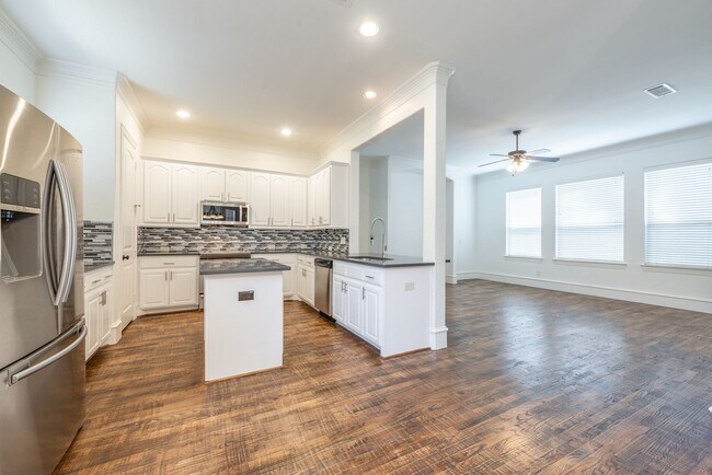 Building Photo - Beautiful Tuscan feel Condo Lower Greenville area