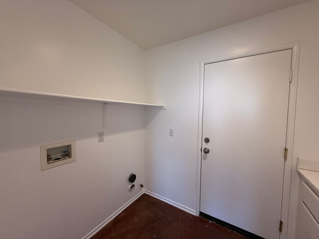 Building Photo - Palmdale 4 Bedroom + 3 Bath