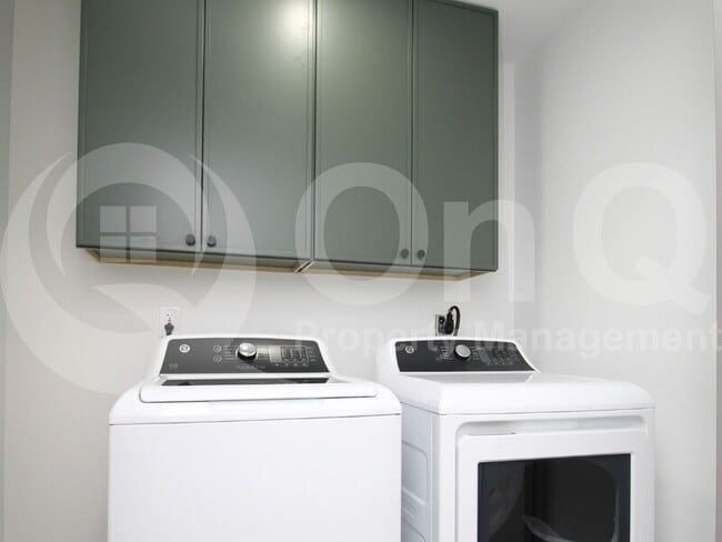 Building Photo - 2516 E Broadway Rd