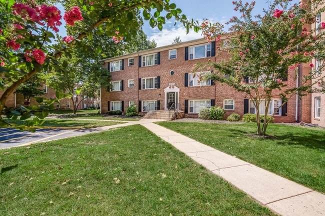 Building Photo - Colonial Village Apartments