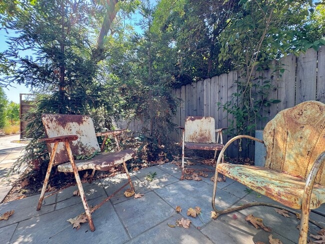 Building Photo - Available For 4+ Months!* Rare Find Furnished Saint Helena Gem, “Upper Tainter” 2 Bedrooms, 2 Bat...