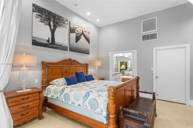 Building Photo - 2665 Parkview Dr S