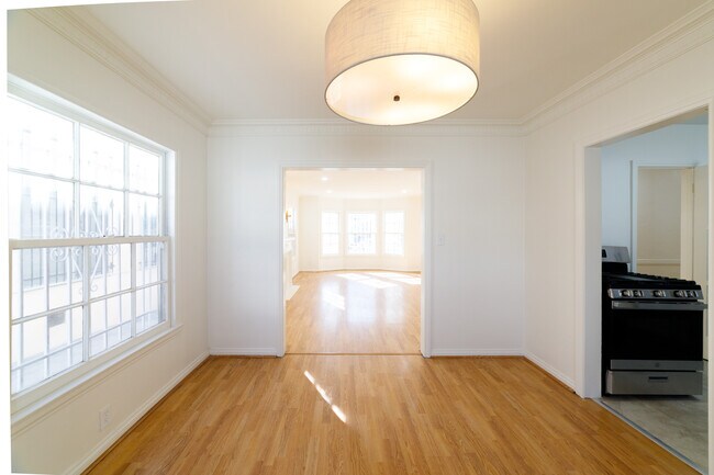 Building Photo - 452 S New Hampshire Ave