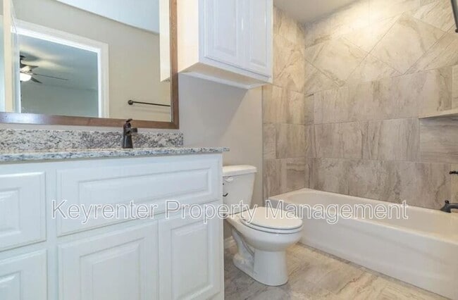 Building Photo - 1017 NE 34th Terr