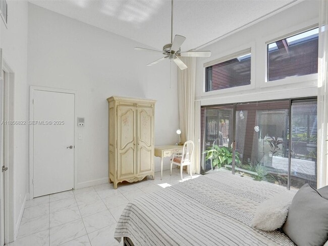 Building Photo - 2667 Parkview Dr S