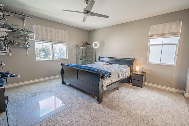 Building Photo - Beautiful 5-Bedroom Home with Outdoor Entertainer's Area in Valencia!