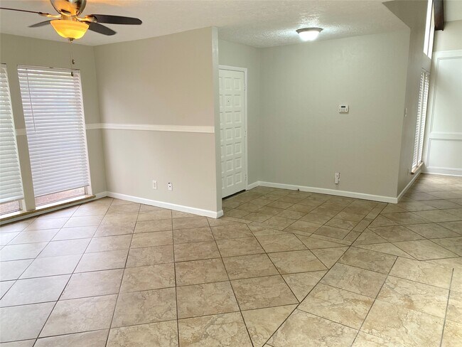 Building Photo - 14934 Elmont Dr