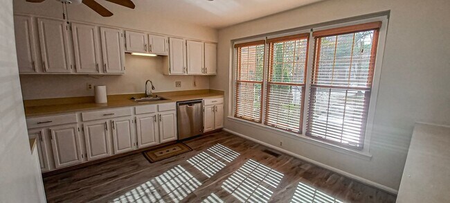 Building Photo - Very Charming 3 Bedroom And 2.5 Bathroom Townhouse With Private Deck In Country Creek