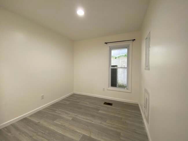 Building Photo - 470 W 2nd St