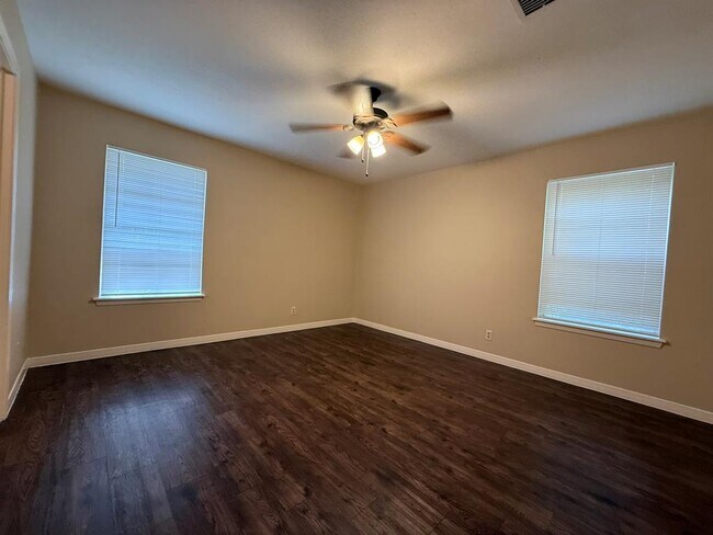 Building Photo - 5906 Mountainclimb Dr