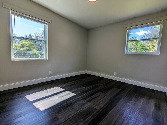 Building Photo - "Charming 2-Bed Upstairs Apartment in Moncrief Park – Cozy 700 Sq Ft with Modern Comfort!"