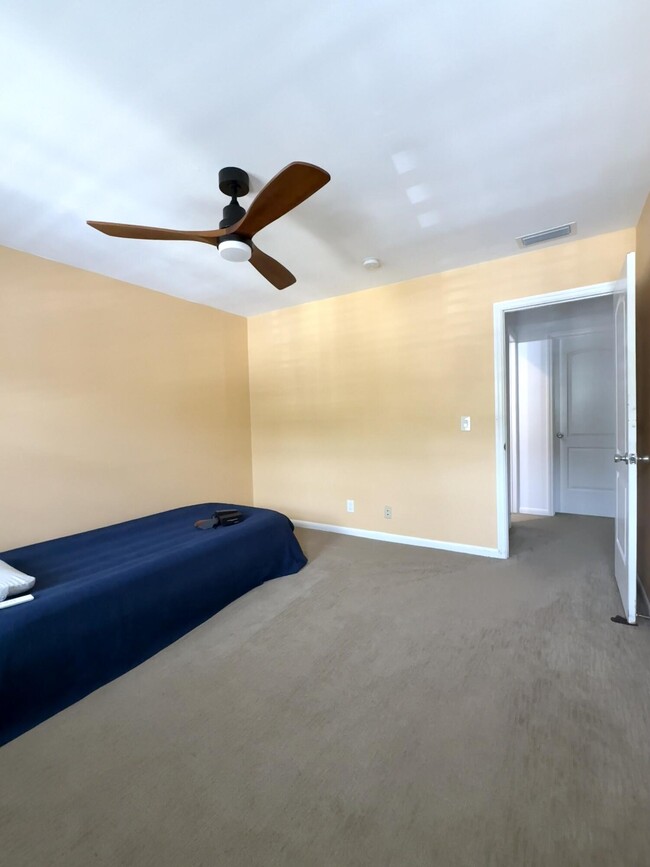 Building Photo - 409 N Cypress Dr