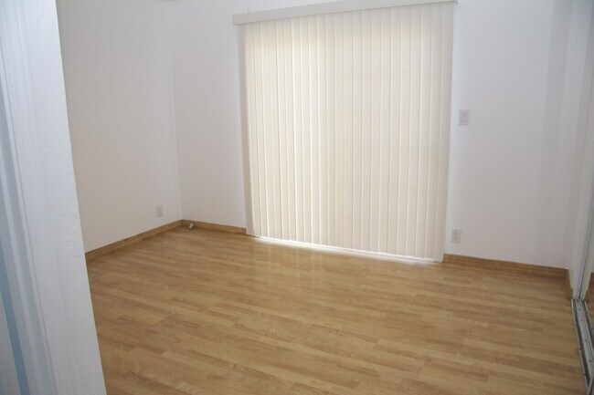 Building Photo - Great Fremont Location • Freshly Painted • Central A/C