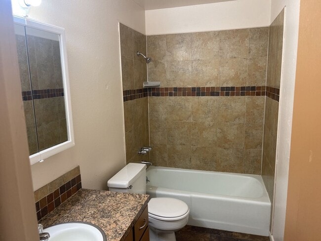 Building Photo - 2 Bed 1 Bath Duplex