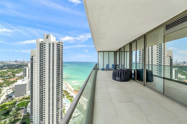 Building Photo - 18975 Collins Ave