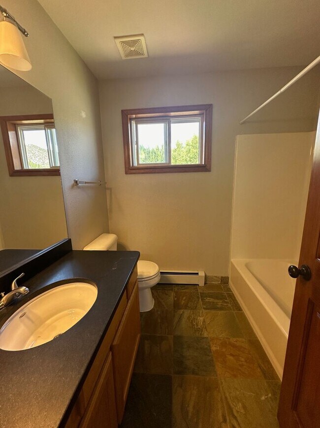 Building Photo - 850 Mountain View Dr