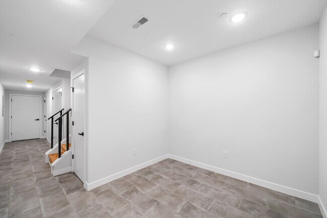 Building Photo - 2156 N Randolph St