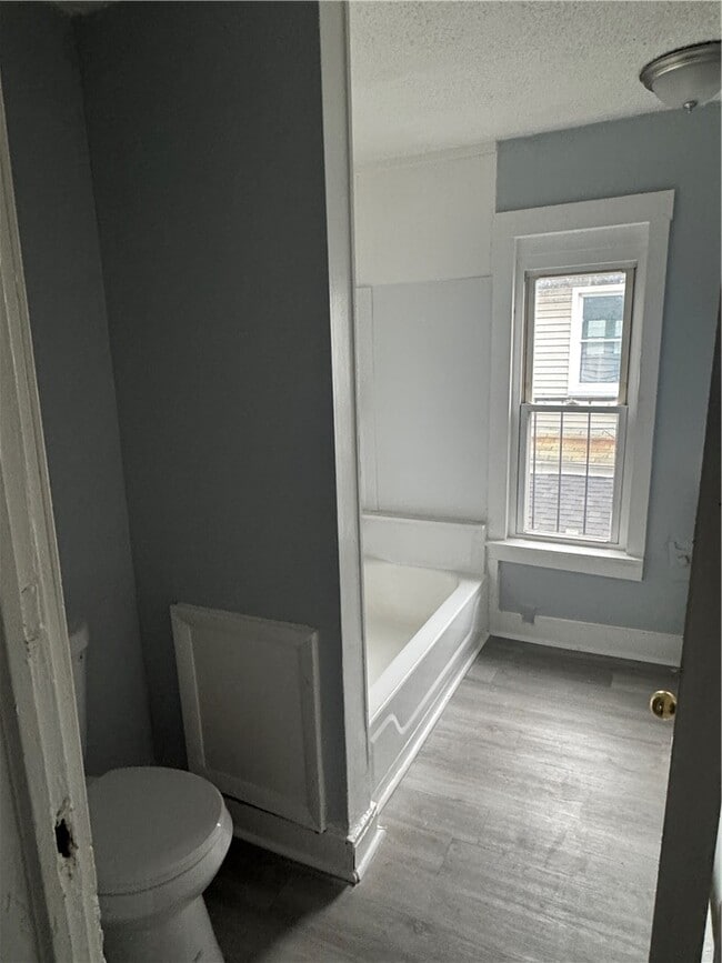 Building Photo - 751 Dewey Ave