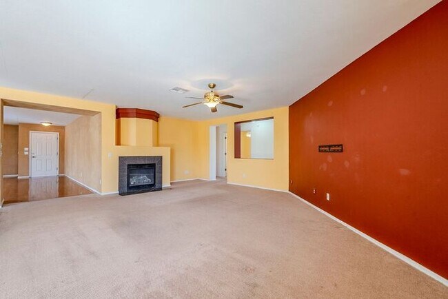 Building Photo - Bright & Spacious 3-Bed Oasis with Pool in...