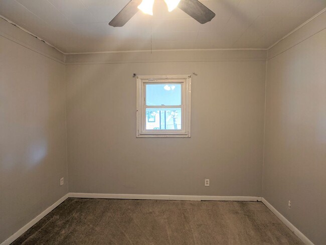Building Photo - Spacious 3 bedroom 1.5 Bath home in Indianapolis!