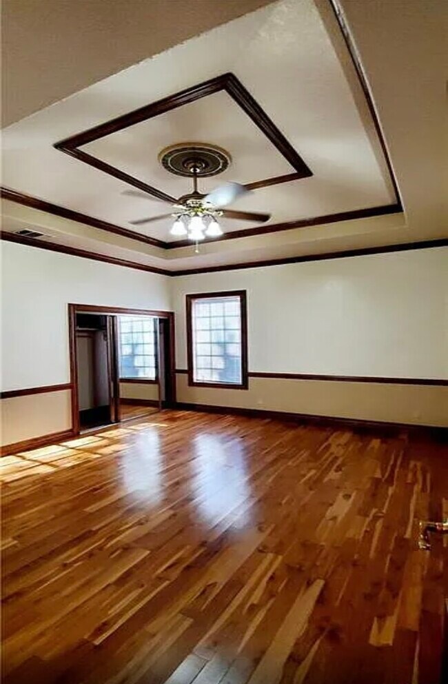 Building Photo - 2704 Heynis N