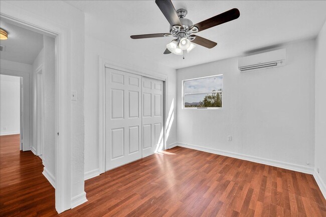 Building Photo - 2 Bedroom Home on 1.8 Acre Lot