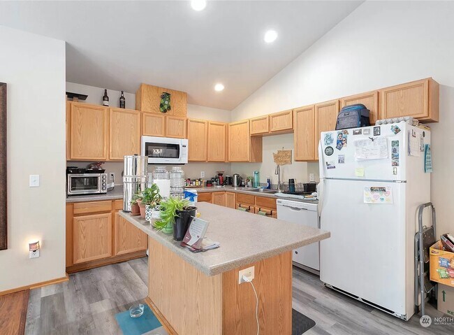 Building Photo - 2296 James Cir