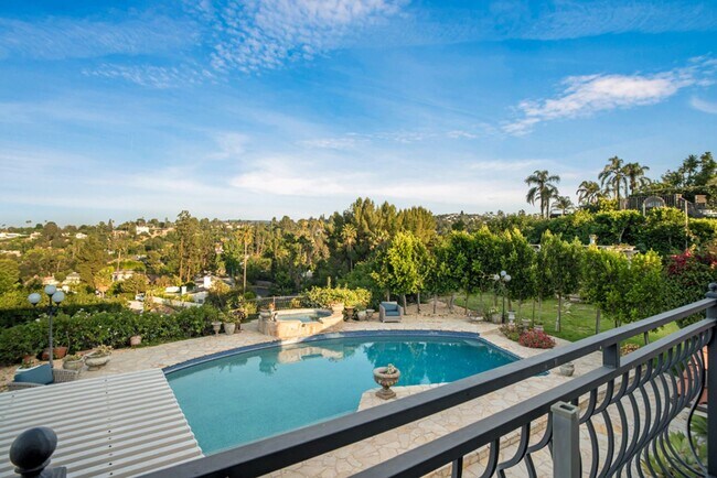 Building Photo - PRIVATE AND TRANQUIL COMPLETELY RENOVATED ...
