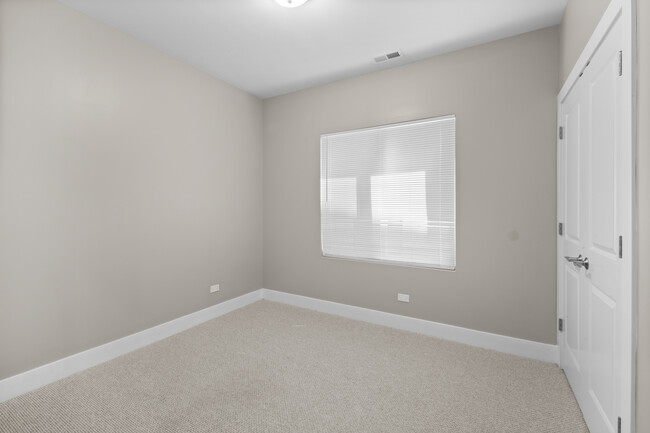 Building Photo - 643 E 50th St