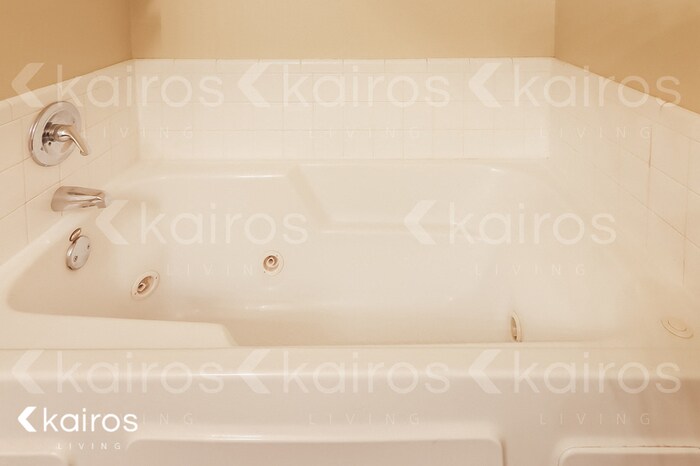 Building Photo - 631 Hunters Way