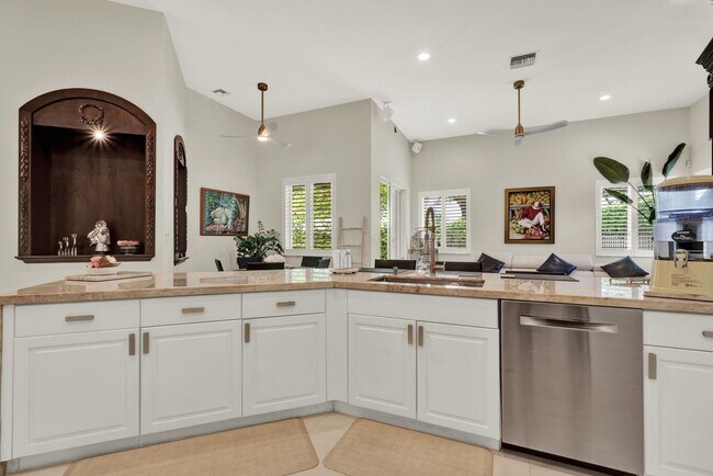 Building Photo - Elegant 4-Bedroom Pool Home in Exclusive G...