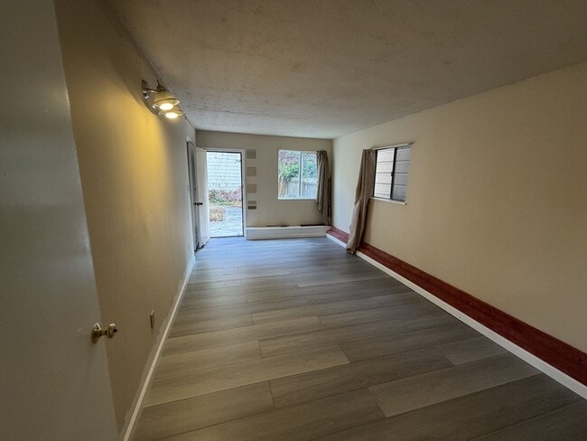 Building Photo - 1637 Lake St