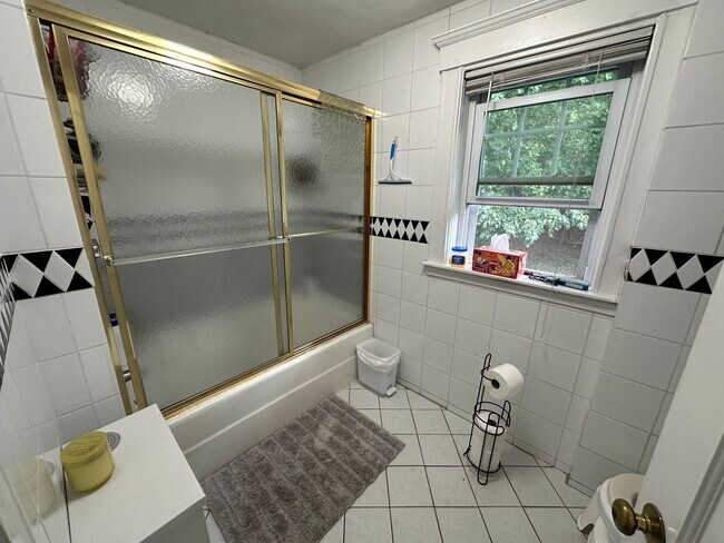 Building Photo - 3 Bed/1.5 Bath - Backyard - Off-Street Parking - Oak Square