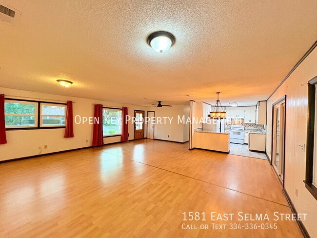 Building Photo - 1581 E Selma St