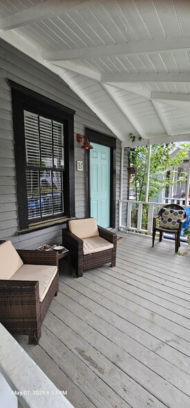 Relaxing Front Porch - 607 Gaskill St SE