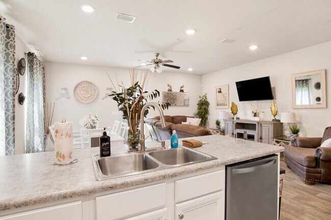 Building Photo - 3 Bedroom Townhouse in Bellview