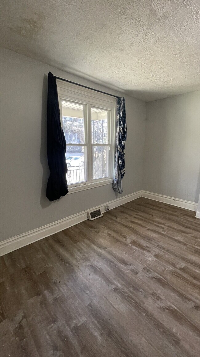 Building Photo - Spacious 4-Bedroom Home with 2 Full Bathrooms – Section 8 Approved and Ready for Move-In!