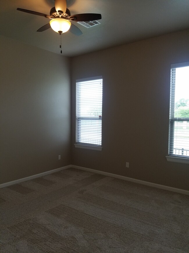Building Photo - 3 bed 2.5 bath home with view of water
