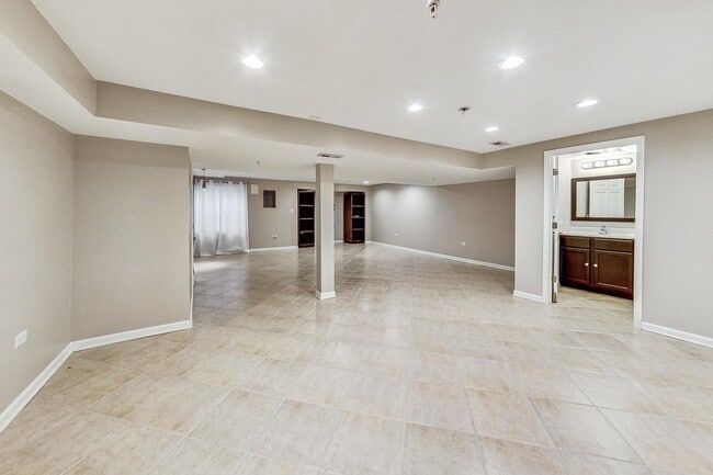 Building Photo - 1686 Buckingham Dr