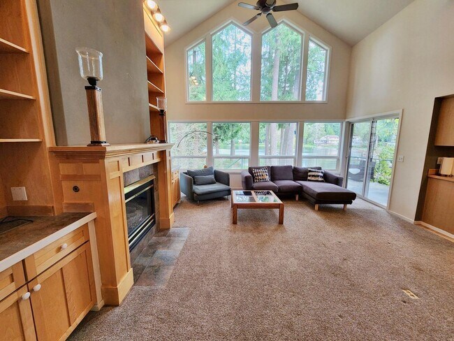 Building Photo - Beautiful 3 Bed 2.5 Bath Waterfront Home in Sammamish