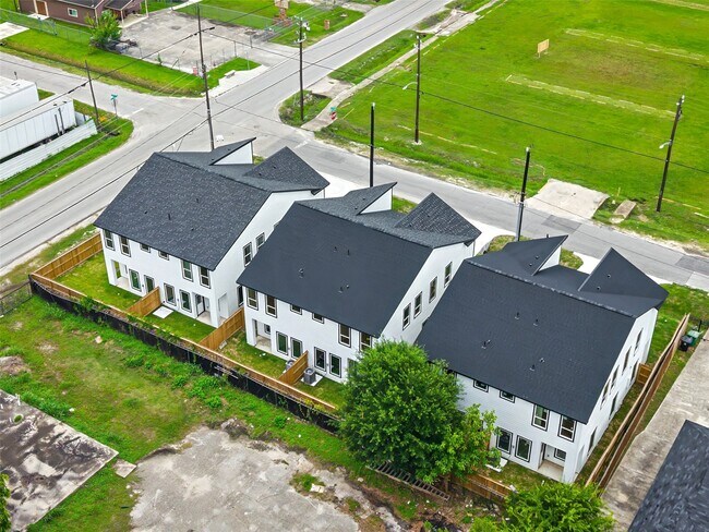 Building Photo - 8449 Furray Rd