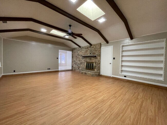 Building Photo - COMING SOON 3 BEDROOM 2.5 BATH SPACIOUS HO...