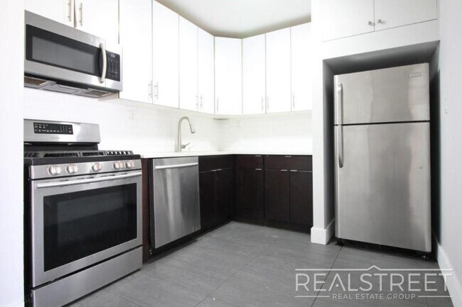 Building Photo - 3 bedroom in ELMHURST NY 11373