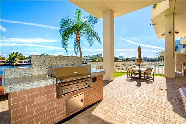 Building Photo - 3100 NE 48th St