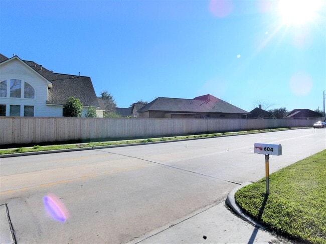 Building Photo - 604 Golfview Dr