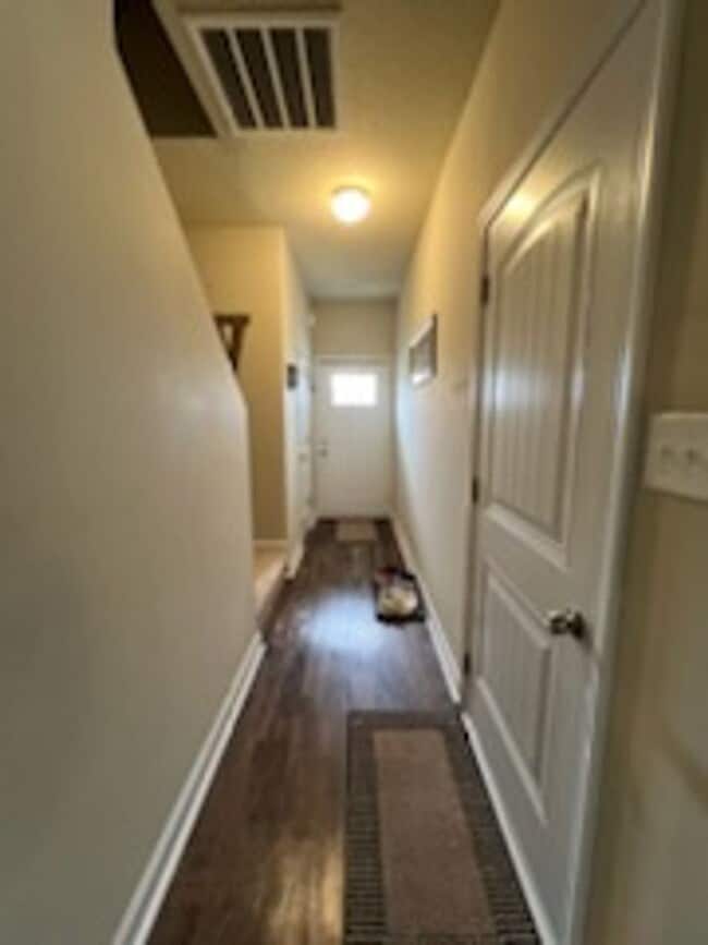 Building Photo - 3 bedroom 2 bathroom townhome in quiet neighborhood