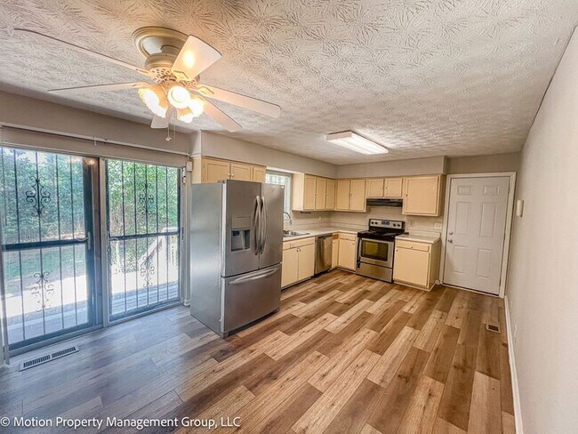Building Photo - 3020 Woodfield Dr